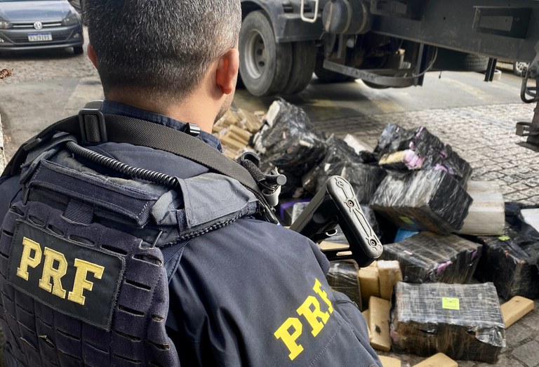 VÍDEO: PRF apreende mais de duas toneladas de maconha em caçambas de caminhão na BR-277