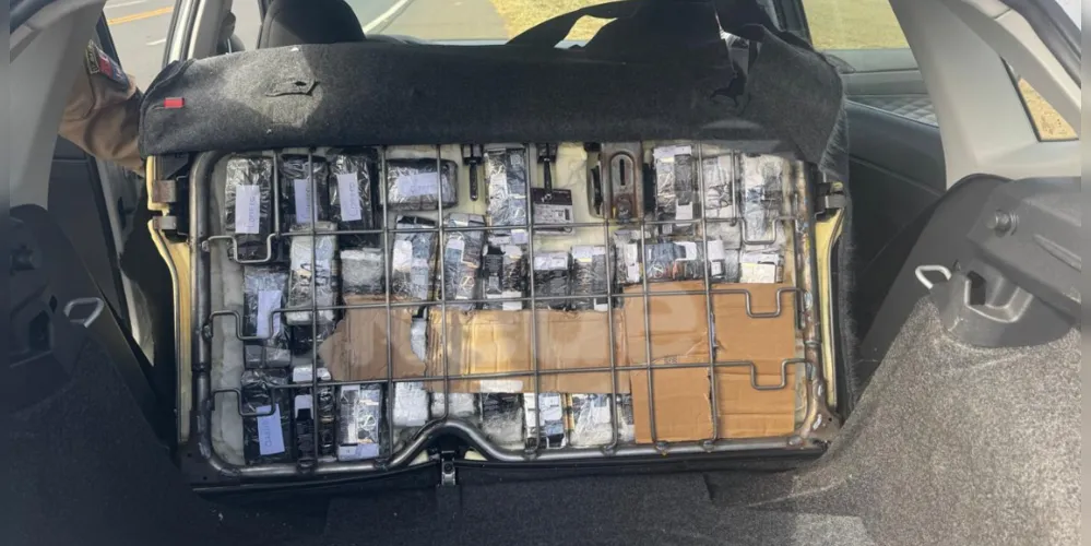 Dupla é presa após transportarem anabolizantes escondidos em fundo falso de carro