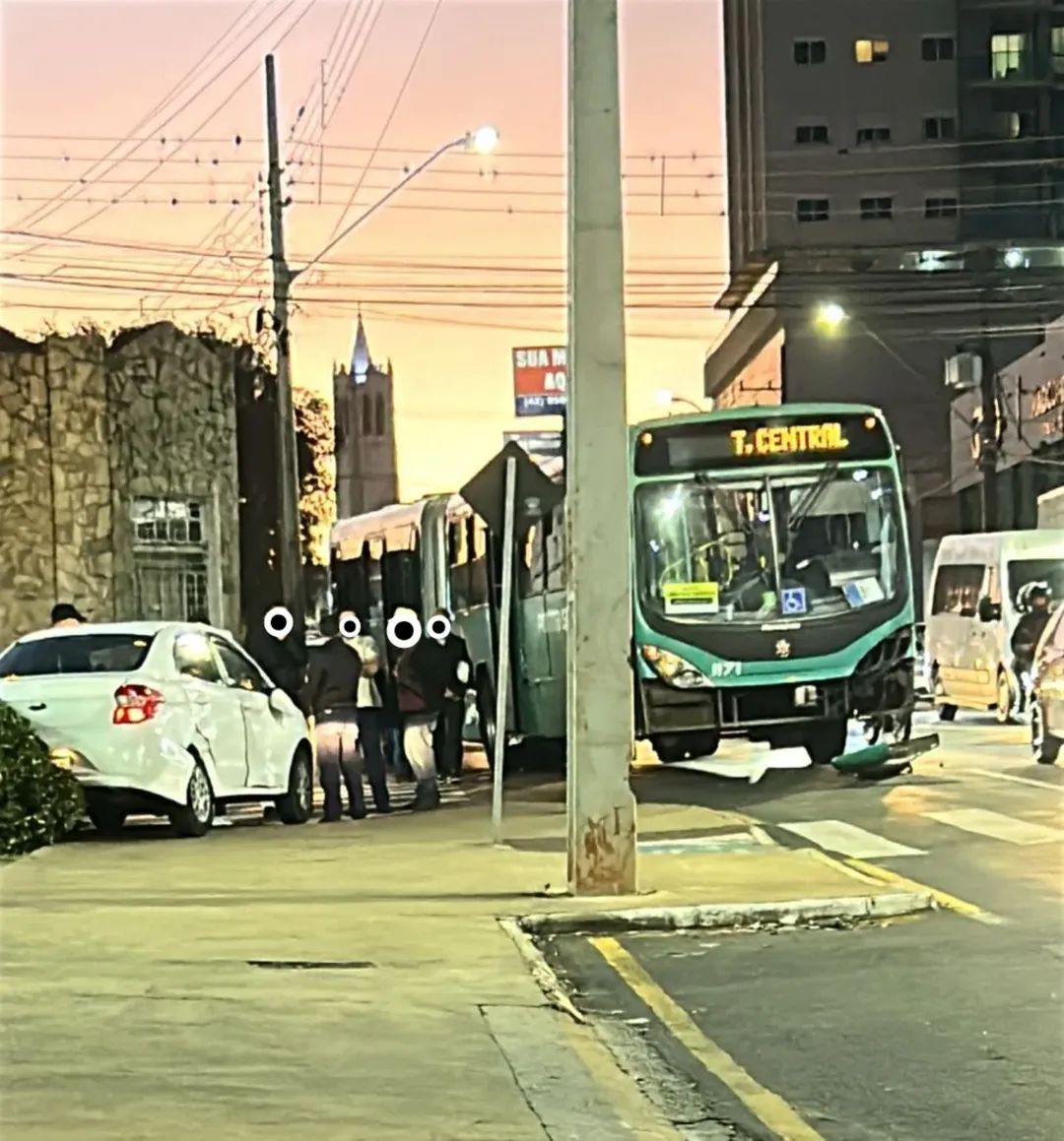 Passageira da VCG fica ferida após colisão de ônibus com automóvel no bairro Uvaranas