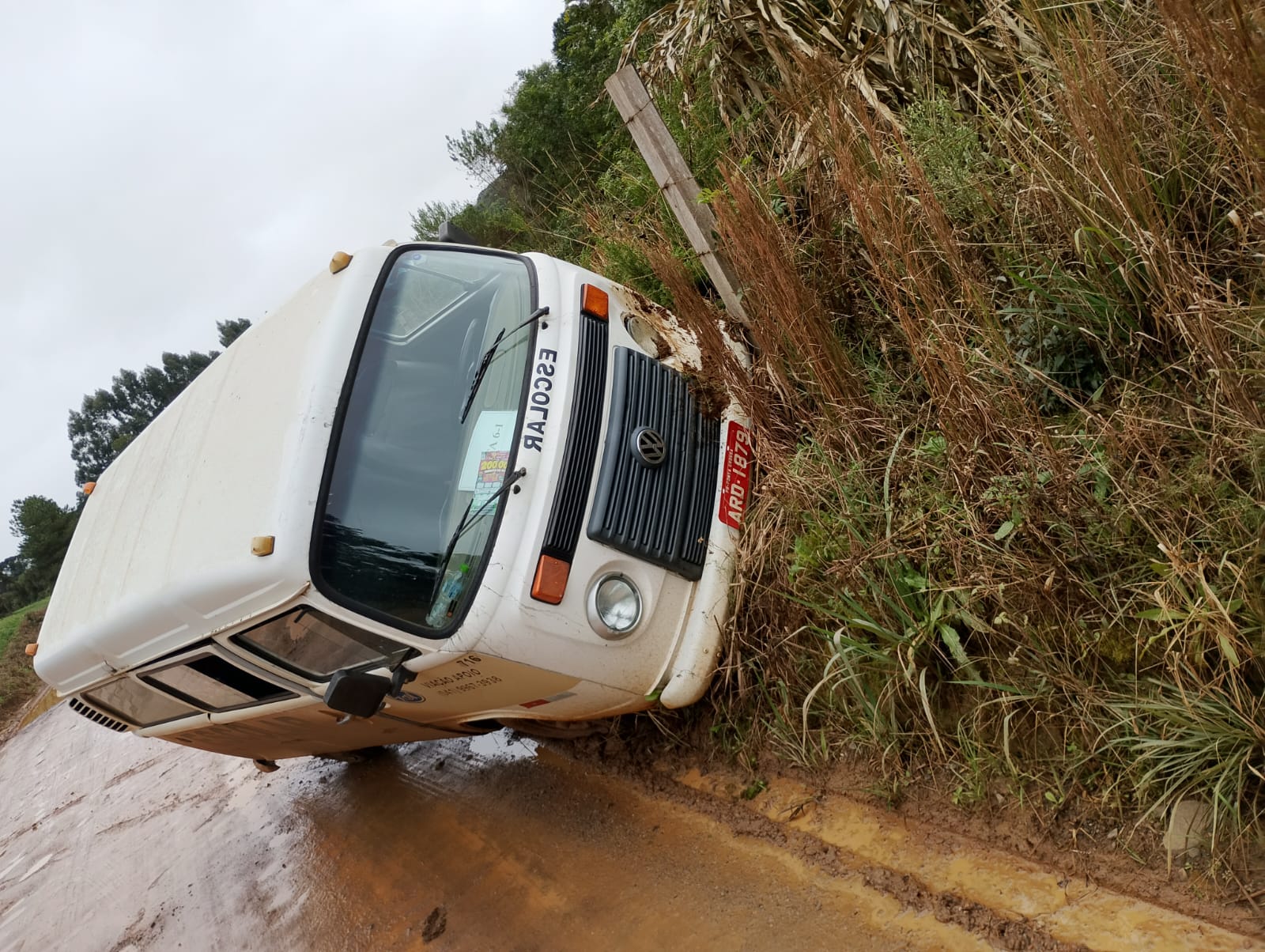 Estudantes ficam feridos após Kombi colidir contra barranco; acidente acontece um dia após Executivo assinar Lei que diminui vida útil de veículos de transporte escolar