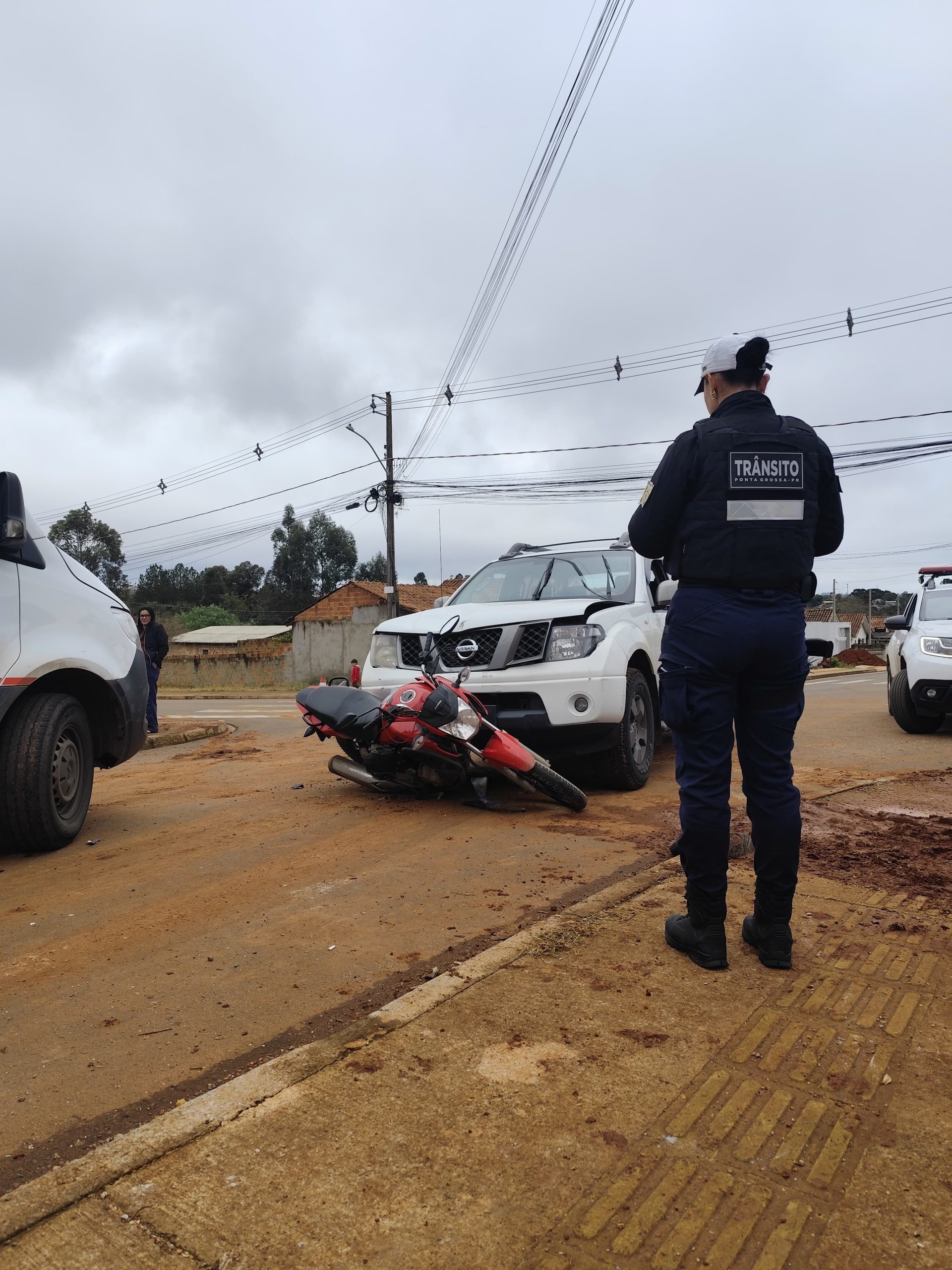 Motociclista fica ferido após colisão contra automóvel no bairro Cará-Cará, em PG