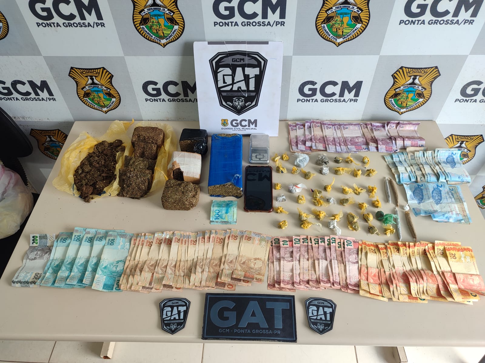 GCM prende mulher com grande quantidade de drogas na vila Palmeirinha