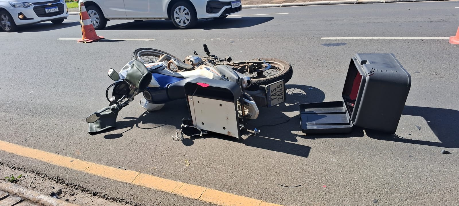 Motociclista fica ferido após colidir contra poste em PG