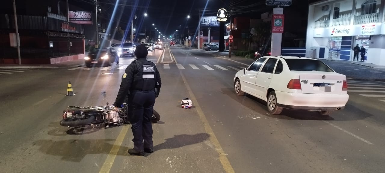 Motorista embriagado colide carro contra moto na Av General Carlos Cavalcanti, em Uvaranas
