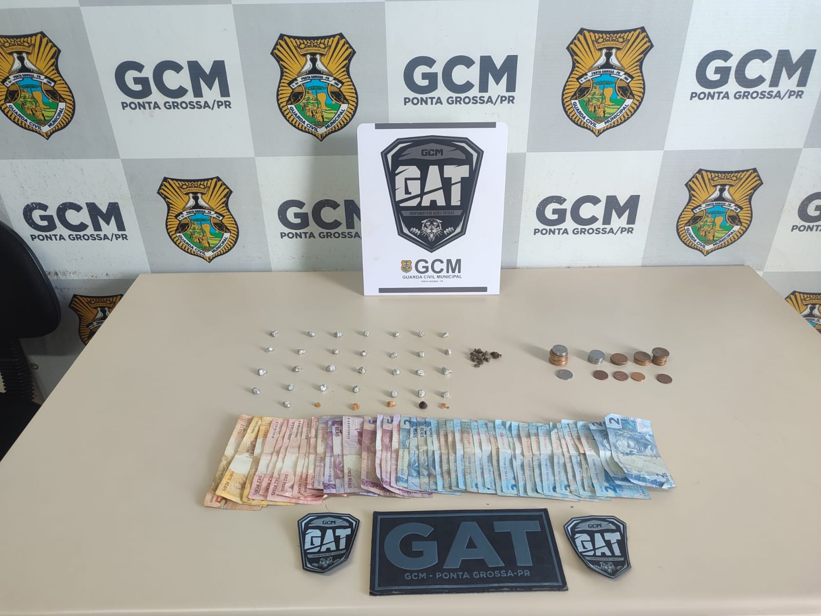 GCM prende três pessoas que brigavam em ferro velho; drogas foram encontradas no local