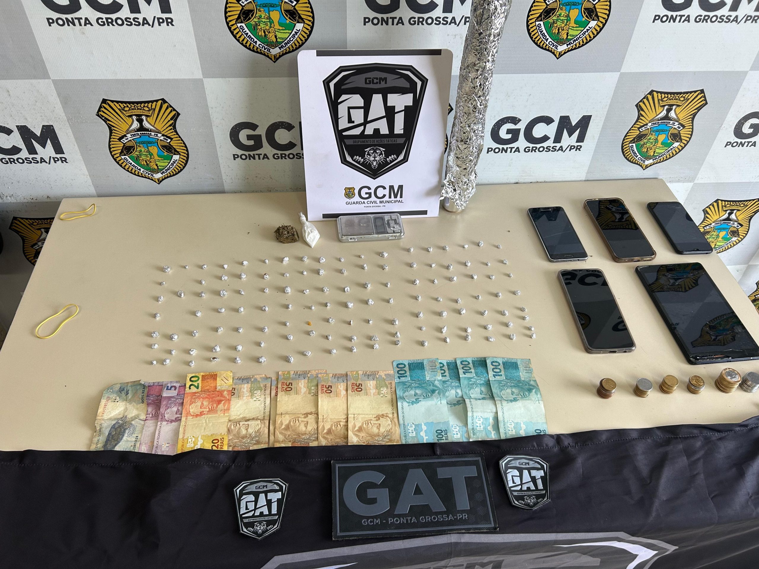 GCM apreende drogas, celulares e balança de precisão em residência na Coronel Cláudio