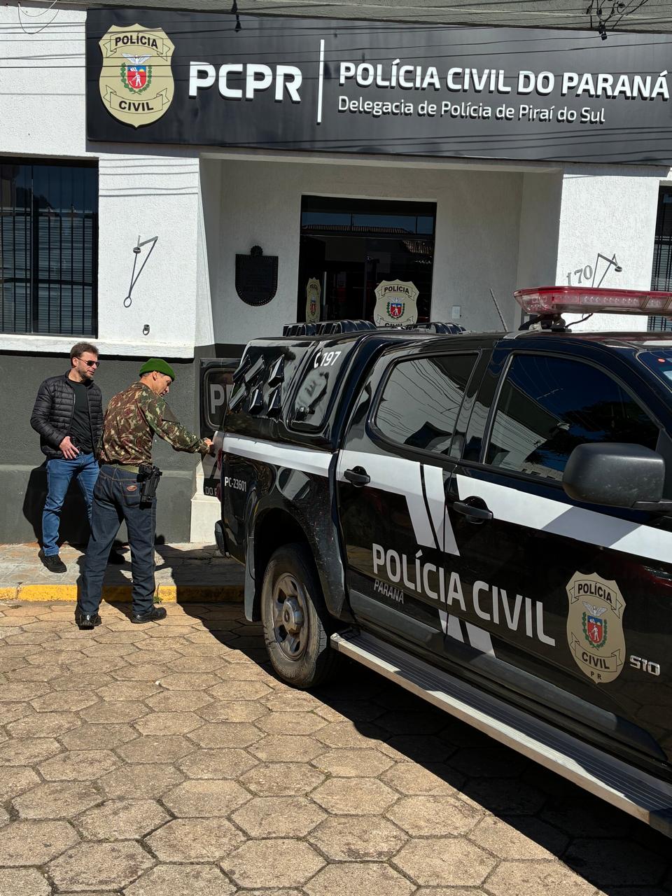 Homem é preso após ameaçar mulher em frente à delegacia nos Campos Gerais