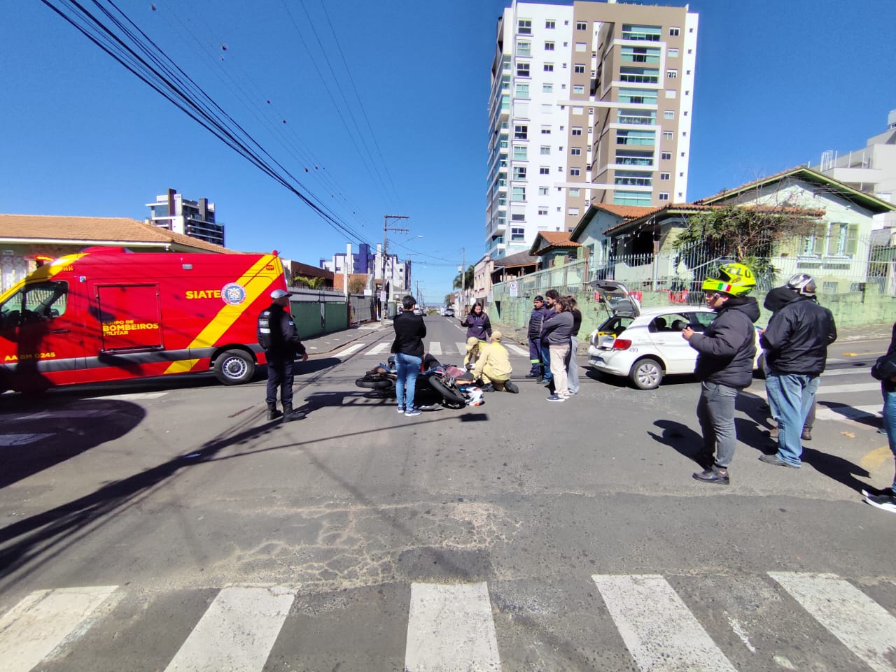 Motociclista fica ferido após colidir contra carro no Centro de PG