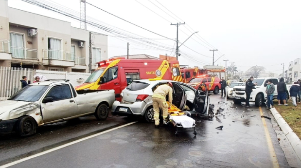 Colisão múltipla mobiliza equipes de resgate na Rua Valério Ronchi em Ponta Grossa