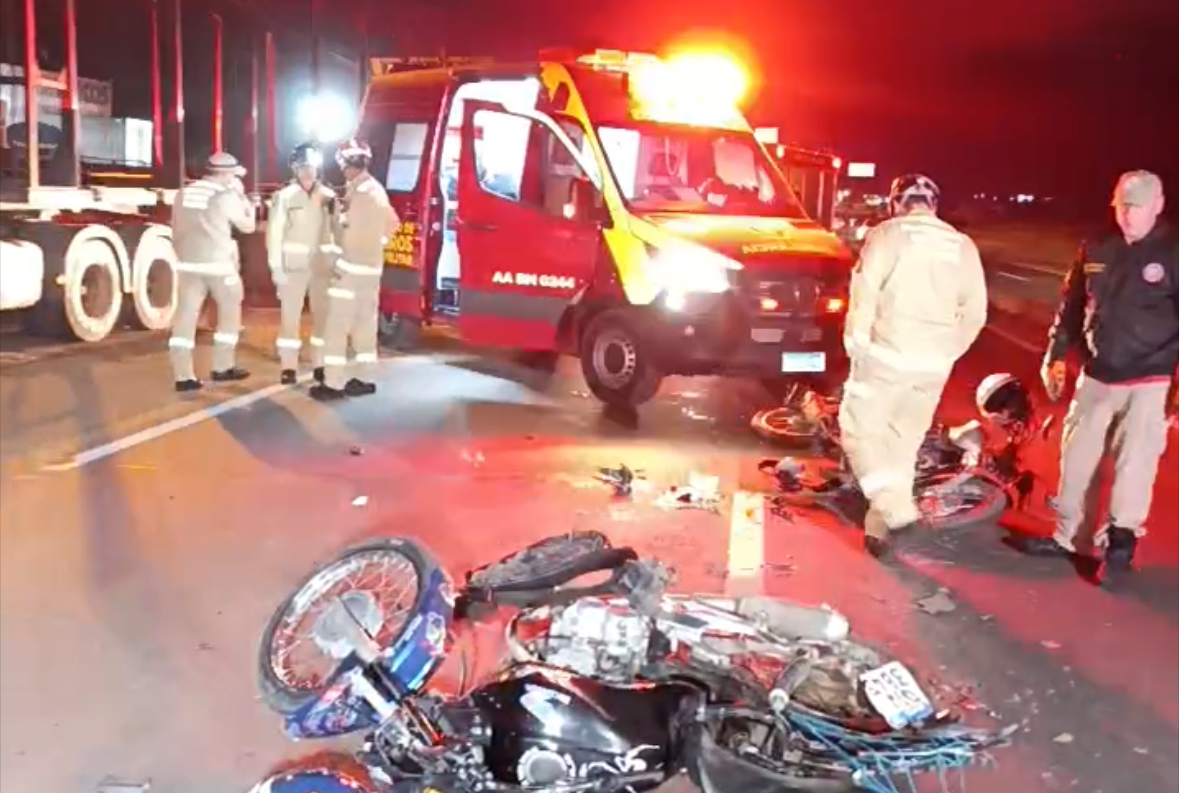 Colisão entre três motocicletas deixa dois feridos na Avenida Souza Naves