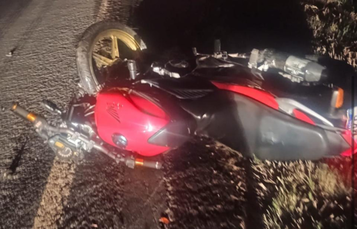 Motociclista morre e passageiro fica gravemente ferido após acidente em rodovia nos Campos Gerais