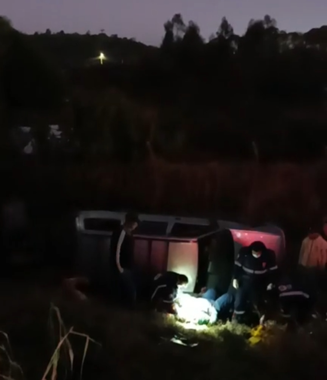 Motorista fica debaixo de veículo após capotamento na Vila Cipa, em PG