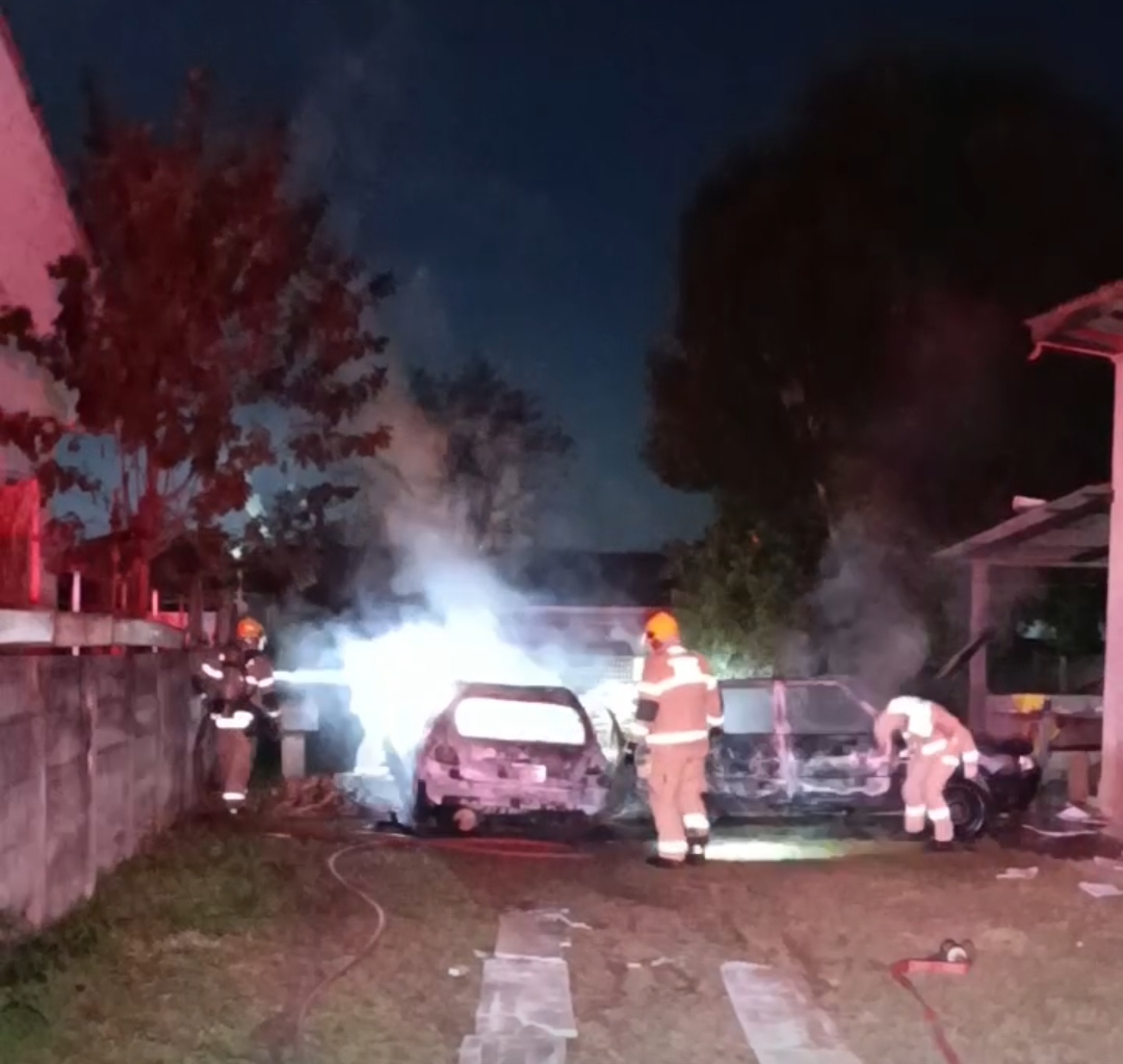 Bombeiros são acionados para controlar chamas em dois automóveis em residência no Cará-Cará