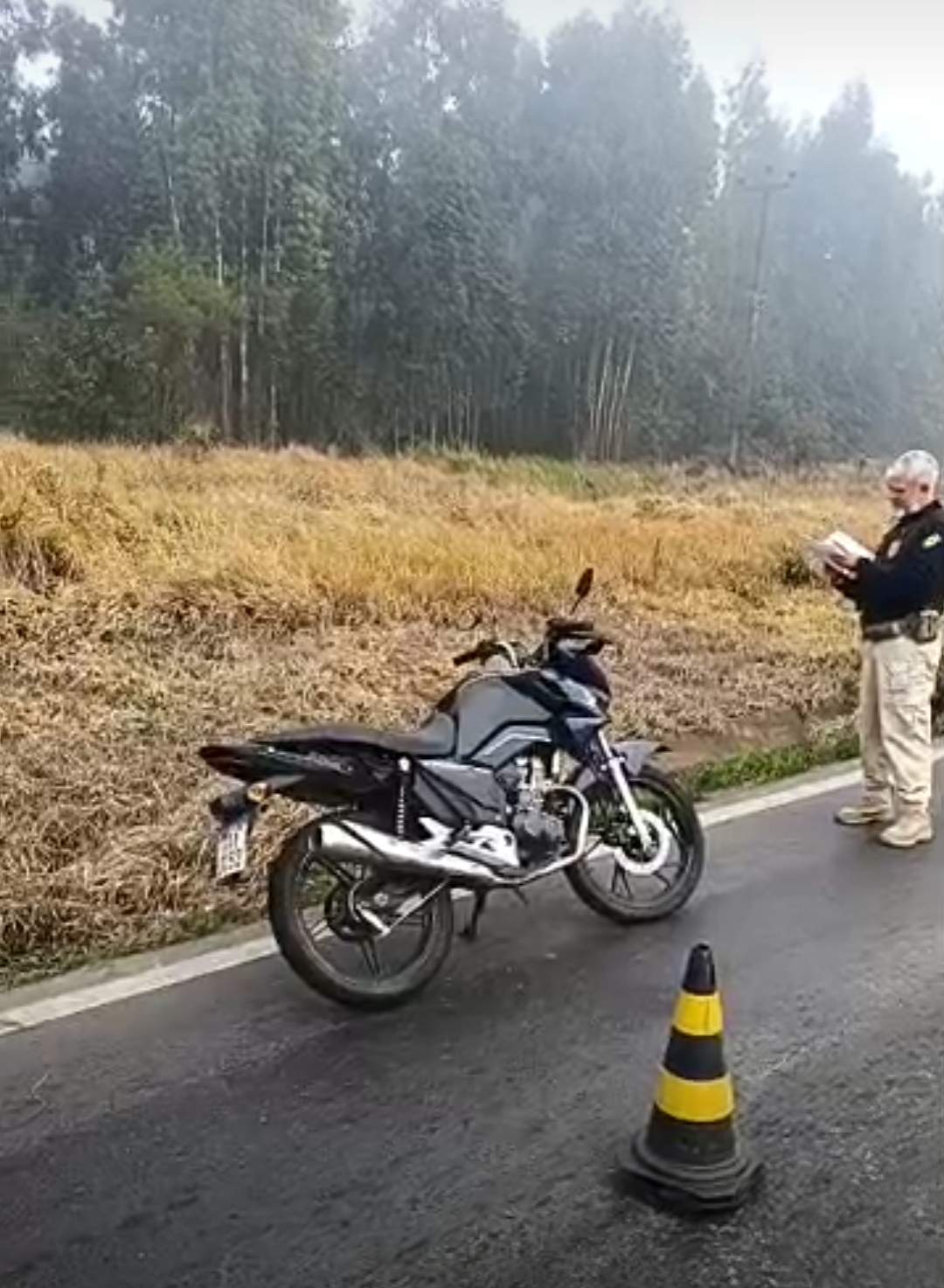 Motociclista fica ferido após colisão contra caminhão na BR-376