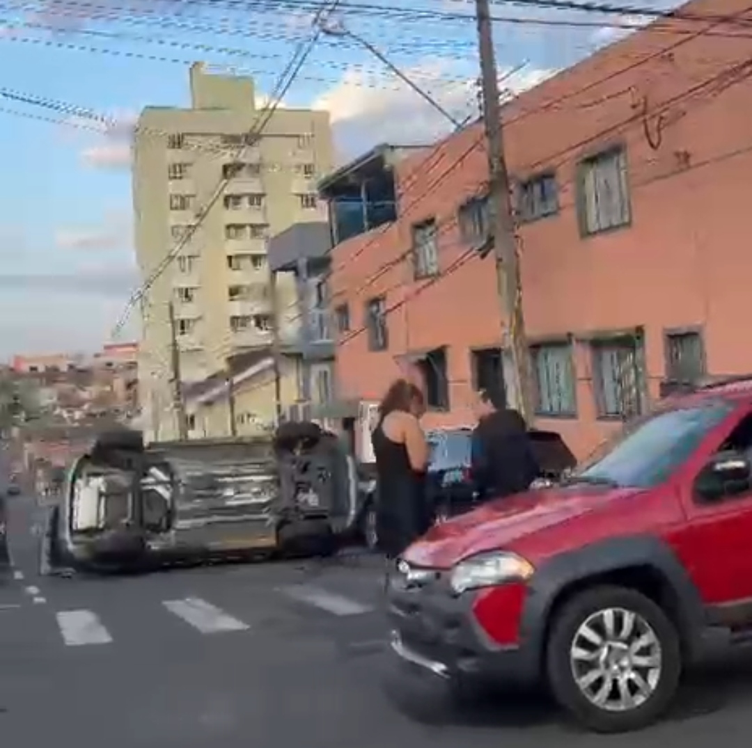 AGORA: Veículo capota na região central de Ponta Grossa