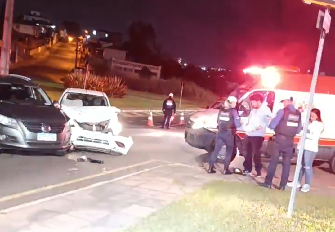 Duas pessoas ficam feridas após colisão na Av. Visconde de Taunay