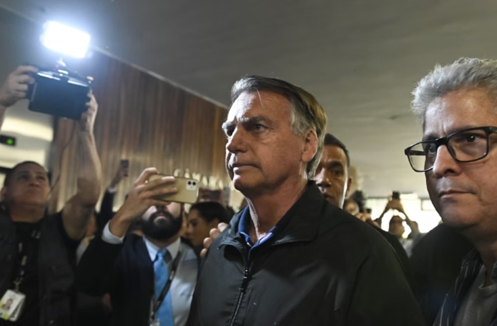 STF dá 24h para  Bolsonaro explicar descumprimento cautelar, sob pena de prisão imediata