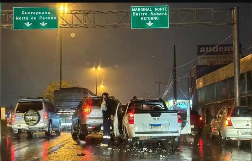 Mulher fica ferida após colisão de três veículos na Souza Naves, em PG