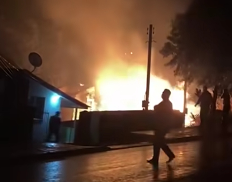 Residência é destruída por fogo na Vila Santo Antônio
