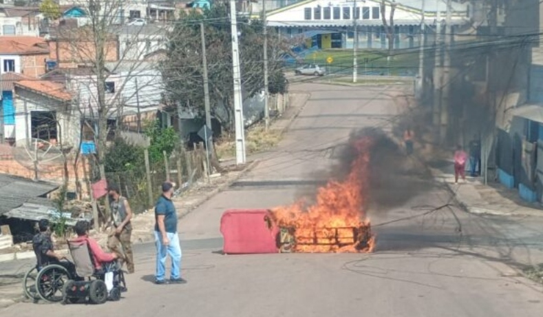 Castrenses fazem protesto com queima de sofás