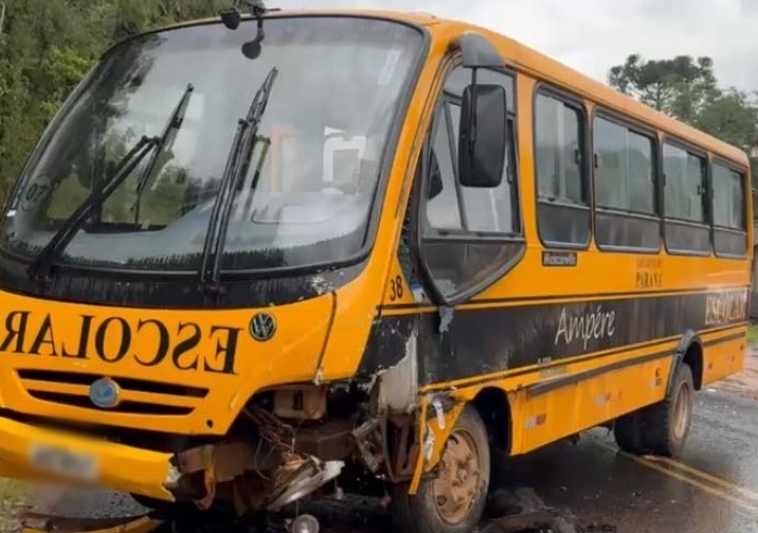 Ônibus escolar colide contra automóvel no bairro Cará-Cará