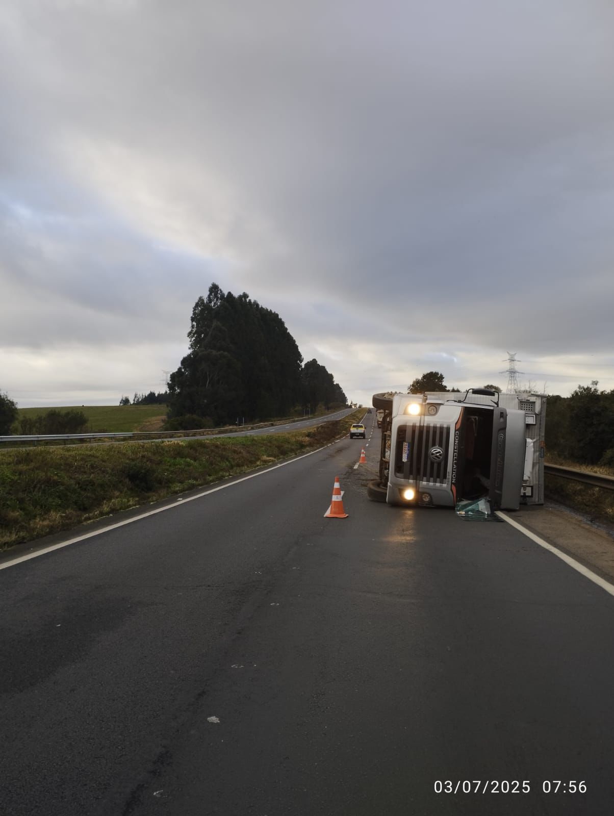 Caminhão tomba na BR-376 em Ponta Grossa e deixa uma pessoa ferida