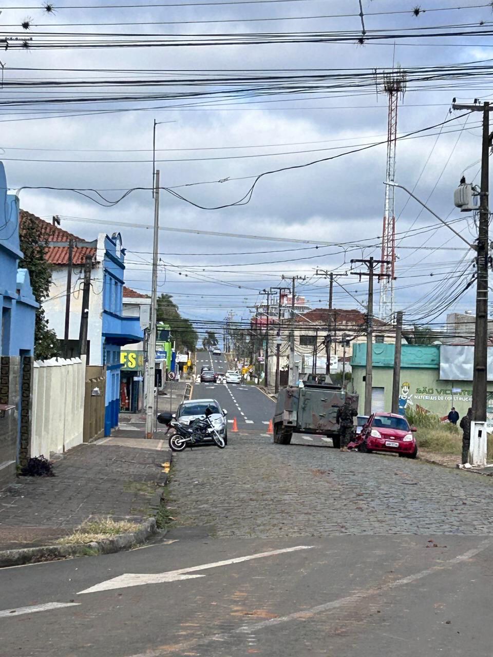 Veja o vídeo em que tanque do Exército passa por cima de carro estacionado em Ponta Grossa