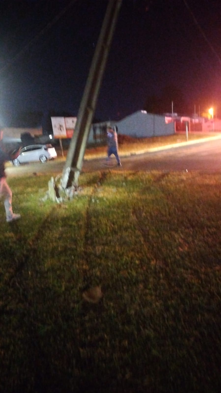 Caminhonete colide com poste e motociclista se acidenta após enroscar em fios caídos em Ponta Grossa