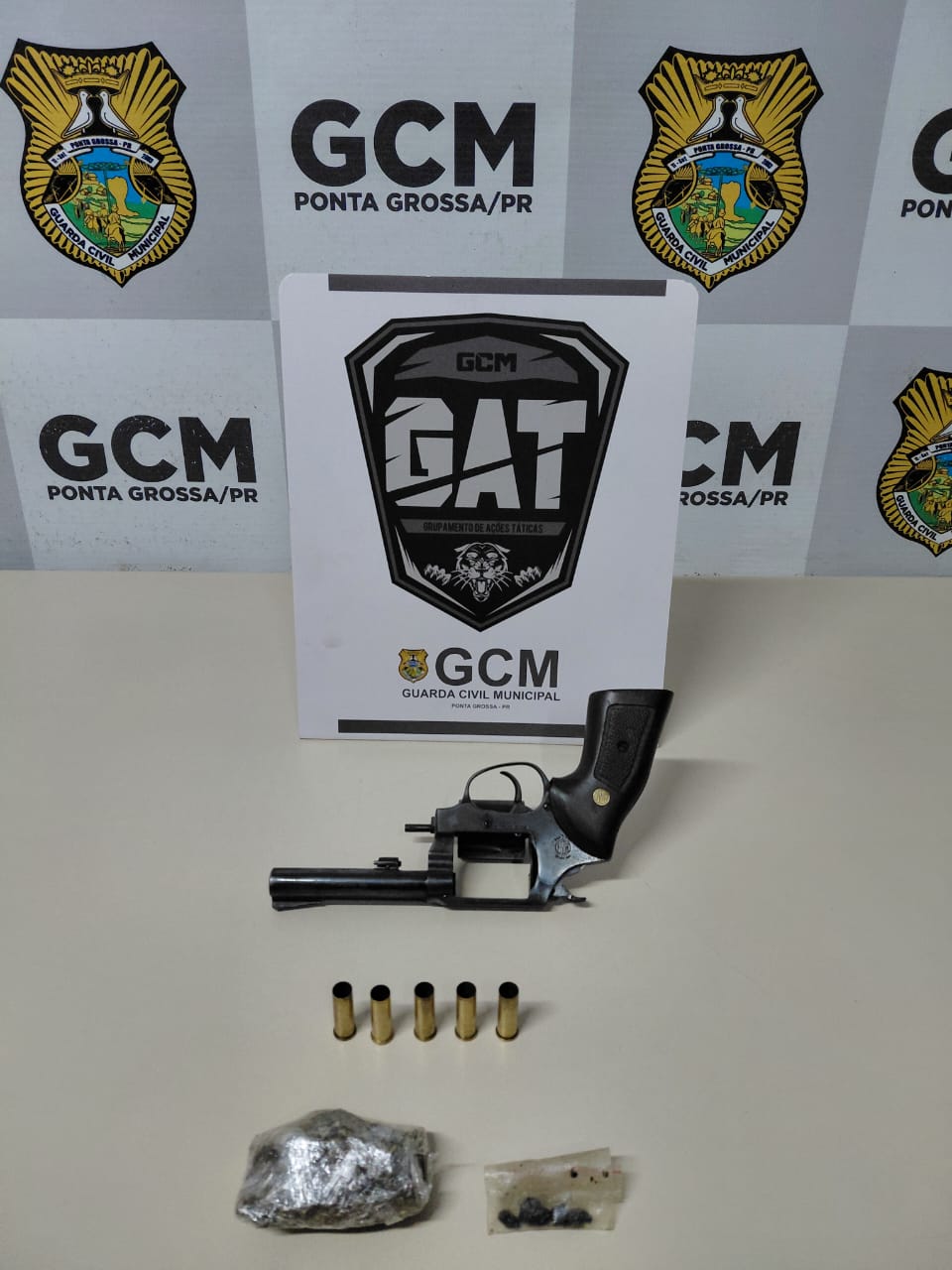 Homem é preso com arma e drogas após disparo atingir apartamento no Centro de Ponta Grossa
