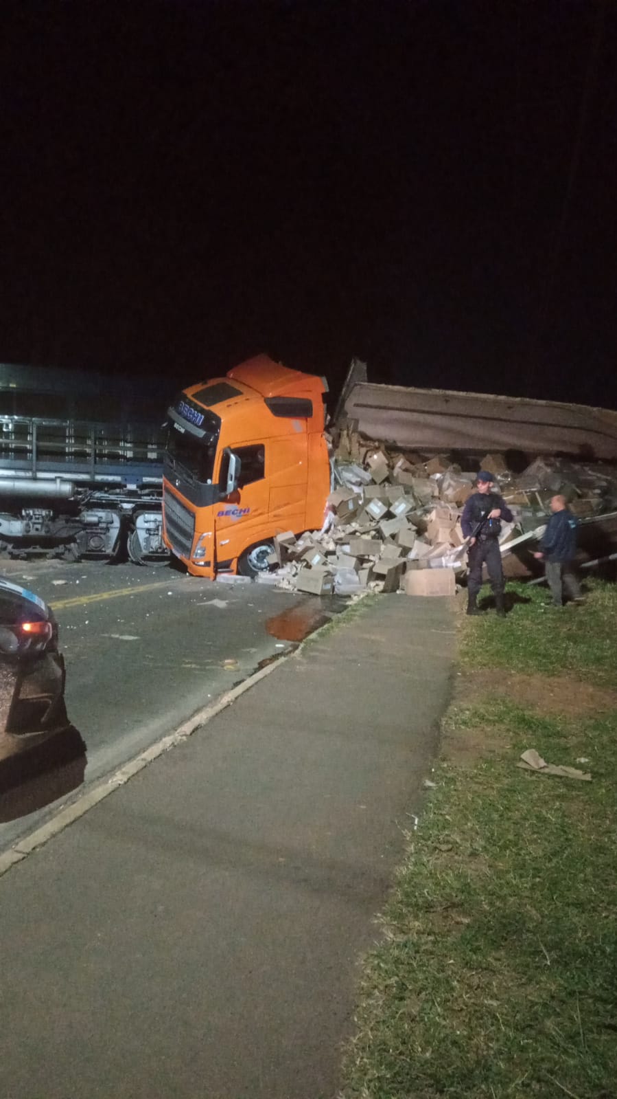 VÍDEO: Motorista se descuida ao passar linha de trem e caminhão acaba atingido pela locomotiva em PG