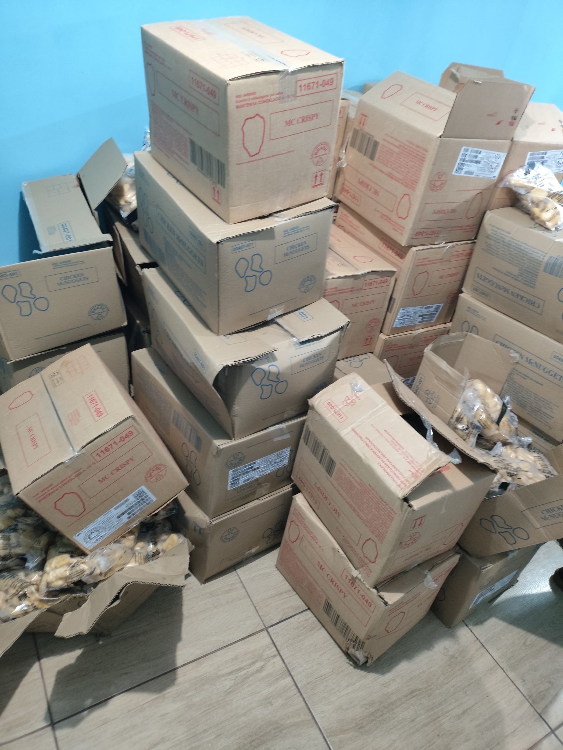 Moradores se revoltam com revenda de congelados liberados após acidente entre caminhão e trem em Ponta Grossa