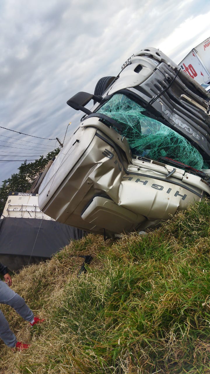 PRF divulga balanço de grave acidente com caminhão sem motorista na BR-376 em Ponta Grossa