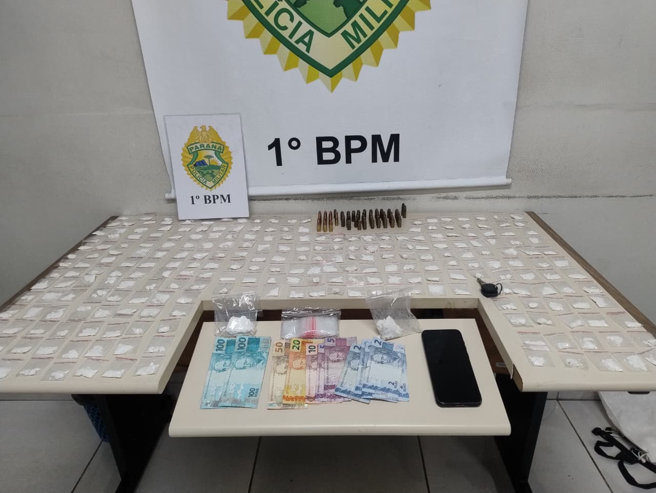 Criança sem cadeirinha levanta suspeita e leva PM a flagrar drogas e munições na Nova Rússia