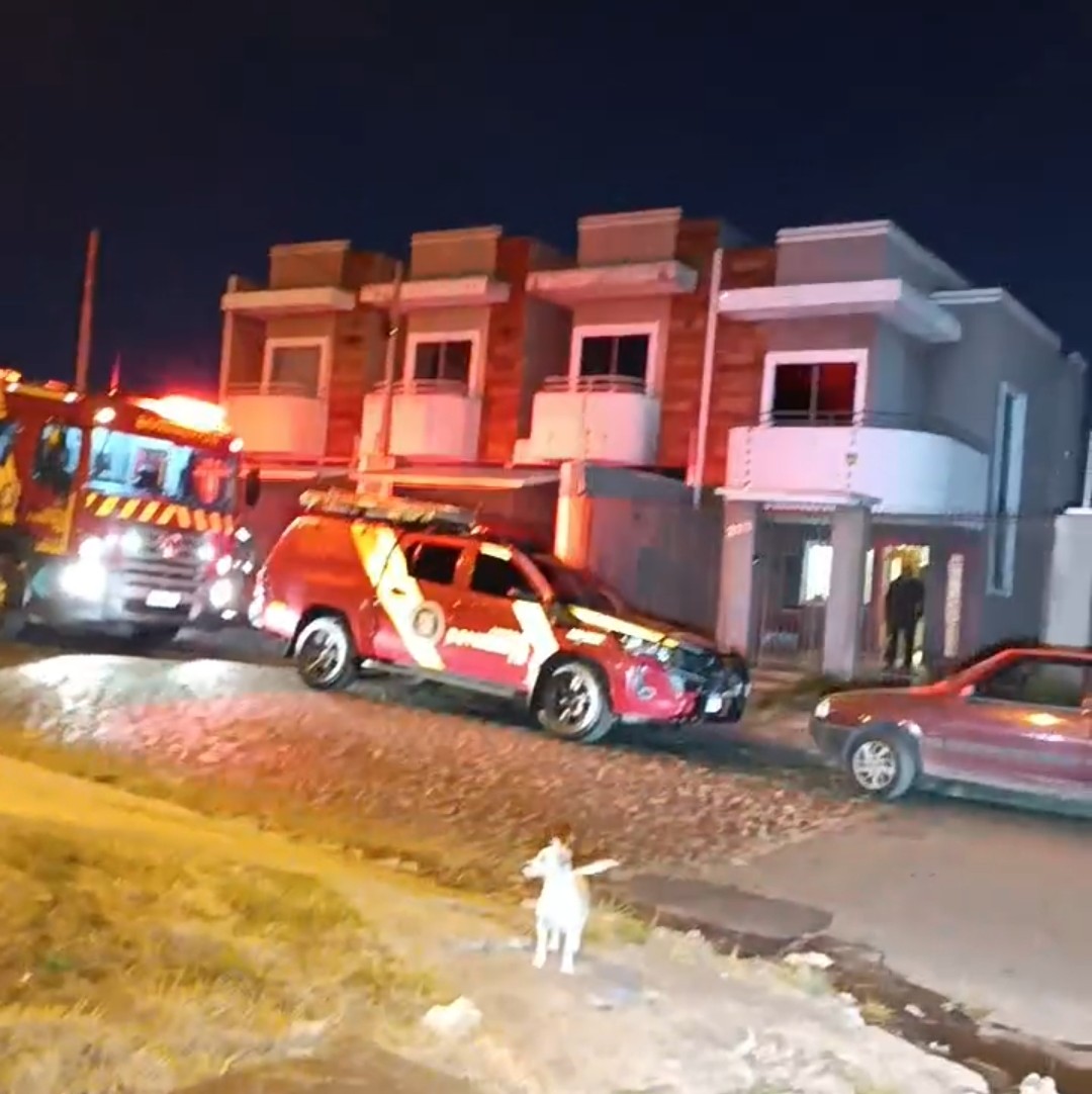 Dono de residência coloca fogo na própria casa no Jardim Carvalho, em PG