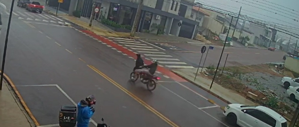 Câmeras flagram atropelamento em Carambeí; jovem pedestre fica ferido