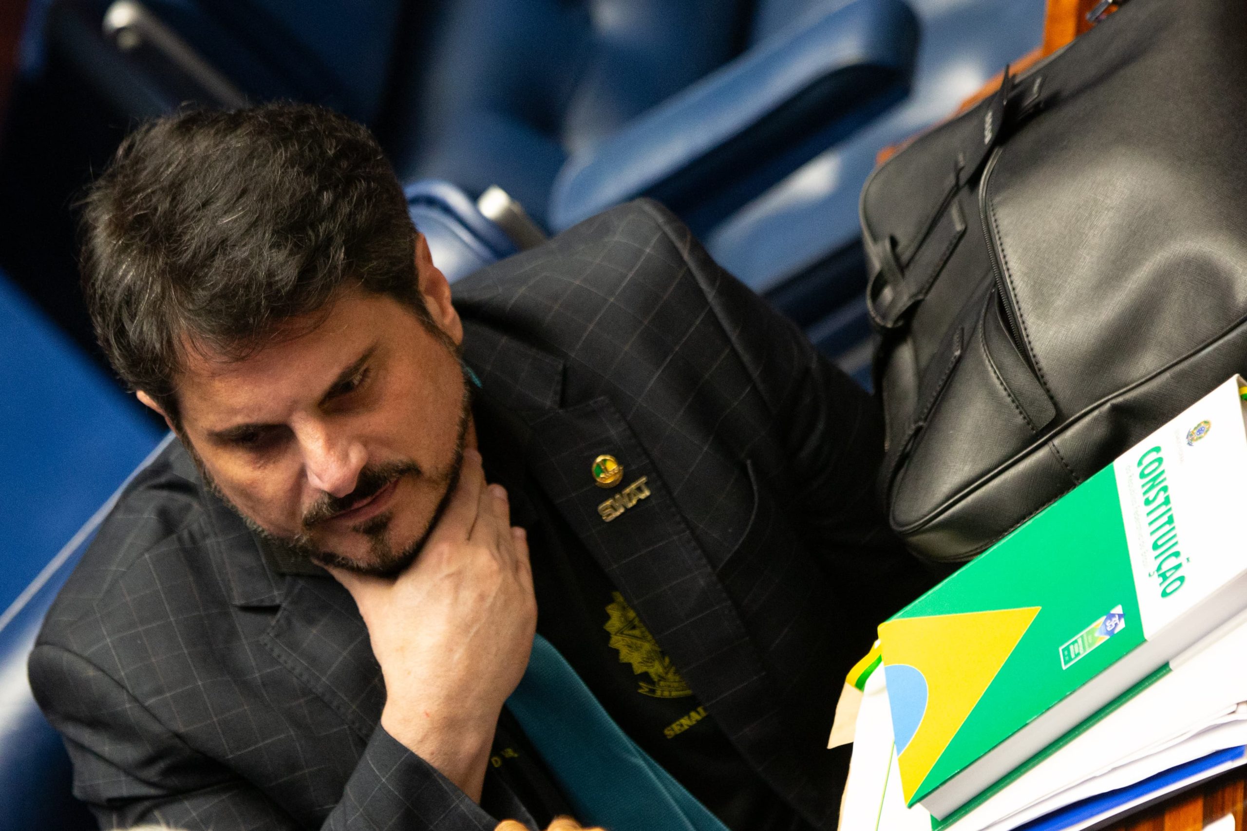 Senador Marcos do Val burla decisão de Moraes e viaja aos EUA