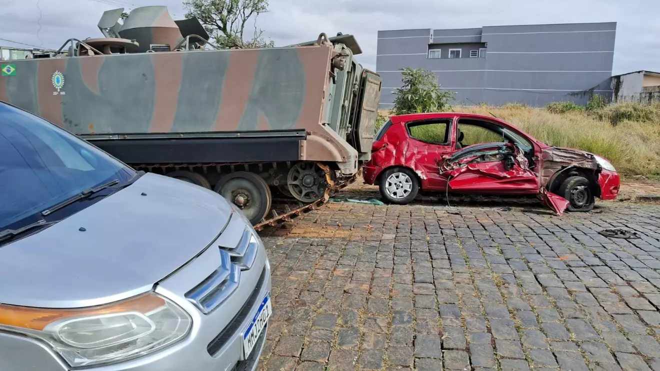 Blindado do 13º BIB colide contra dois veículos no bairro Uvaranas