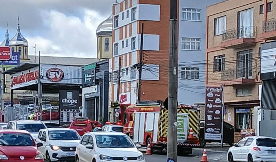 Princípio de incêndio em apartamento mobiliza Corpo de Bombeiros no bairro Nova Rússia, em Ponta Grossa