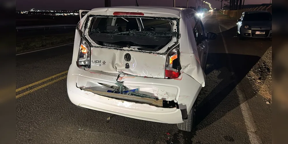 Caminhão colide contra carro na Av. Pedro Wosgrau, em PG