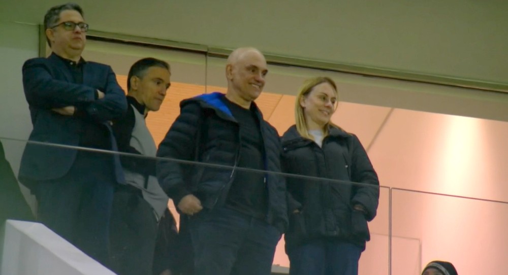 Após sanções dos EUA, Alexandre de Moraes é visto em estádio durante clássico paulista