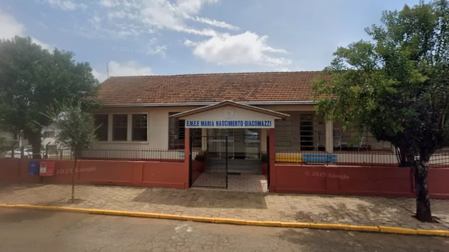 Adolescente invade escola com facão mata um aluno, machuca outras duas crianças e esfaqueia professora