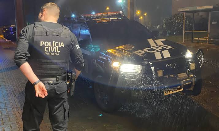 Mulher tenta esconder drogas em roupa íntima, mas é presa por tráfico de drogas e corrupção de menor, nos Campos Gerais