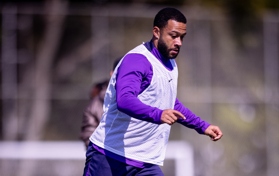 Memphis Depay volta ao CT do Corinthians após faltar treino e cobra transparência e salários em dia