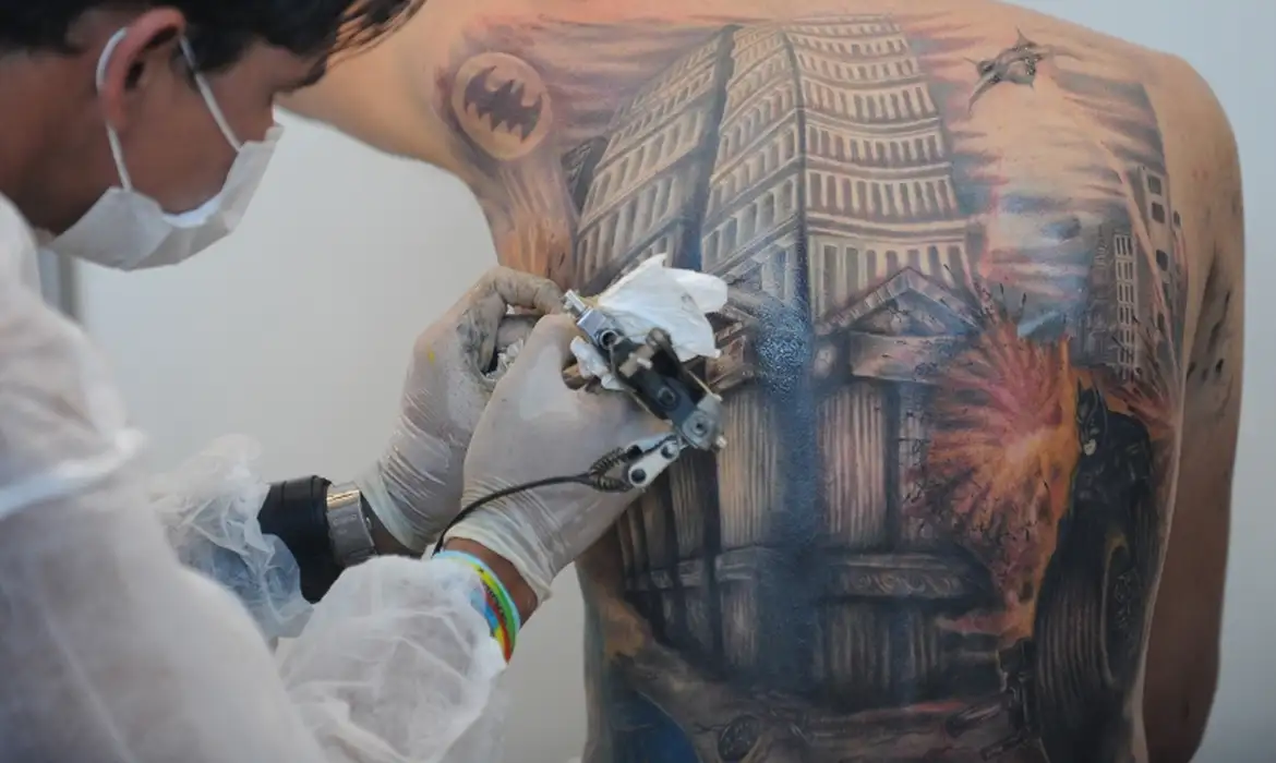 Conselho proíbe anestesia para tatuagens e alerta para riscos à saúde