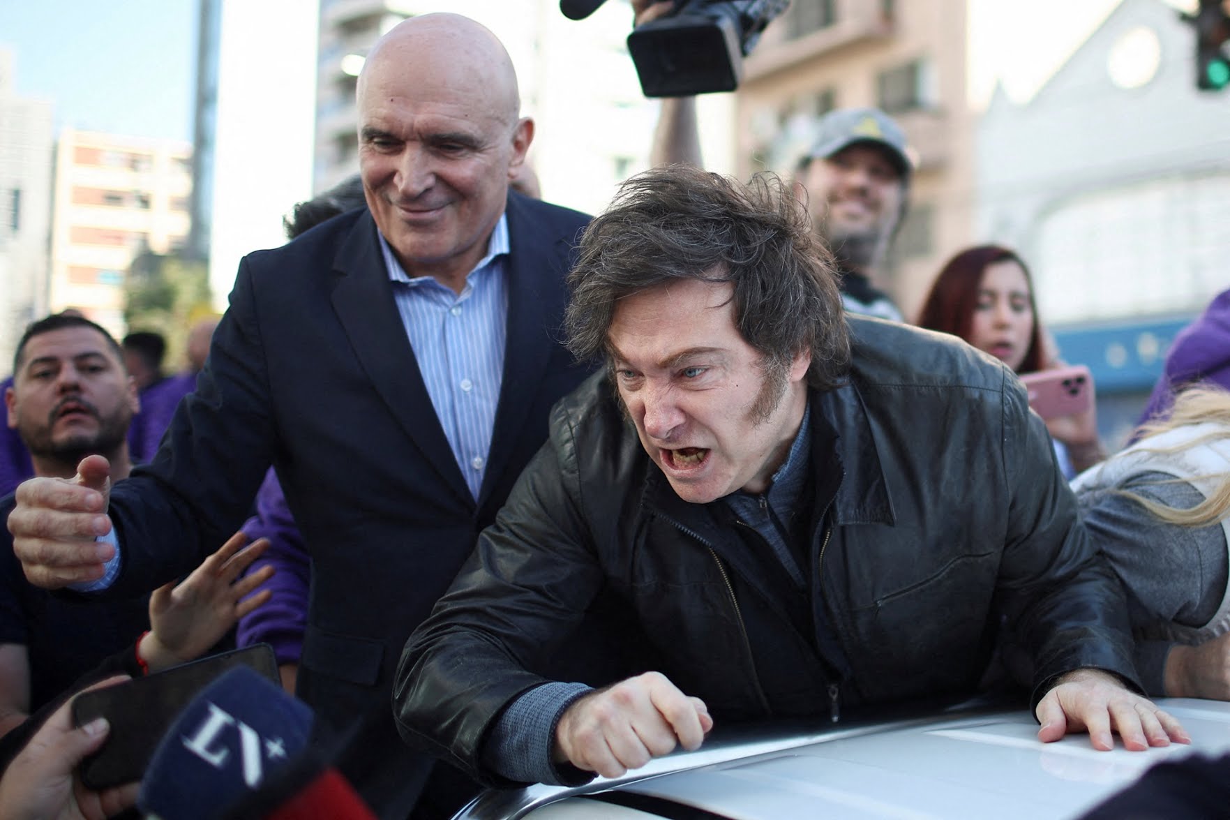 Presidente da Argentina, Javier Milei é atacado com pedras e garrafas durante carreata 