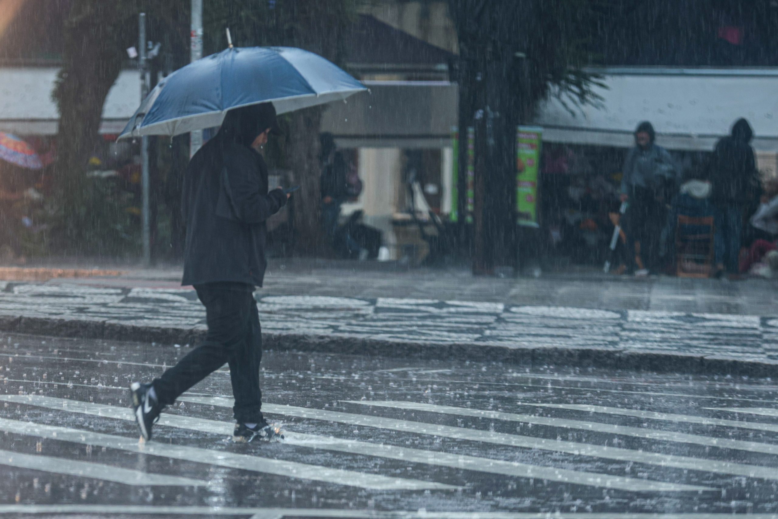 Final de semana será de chuva e ventos fortes em parte do Paraná, prevê Simepar