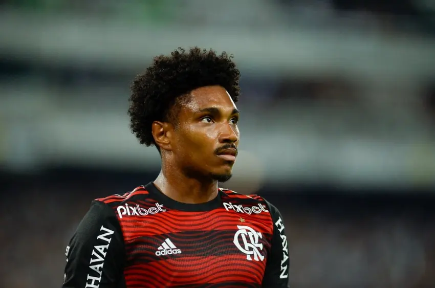 Corinthians acelera negociação por Vitinho sob risco de transfer ban