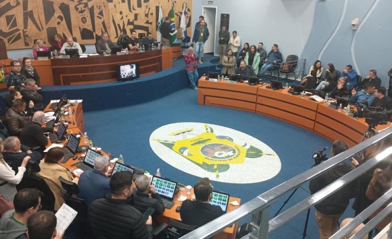 Justiça barra aumento salarial para R$ 18 mil aos vereadores de Ponta Grossa