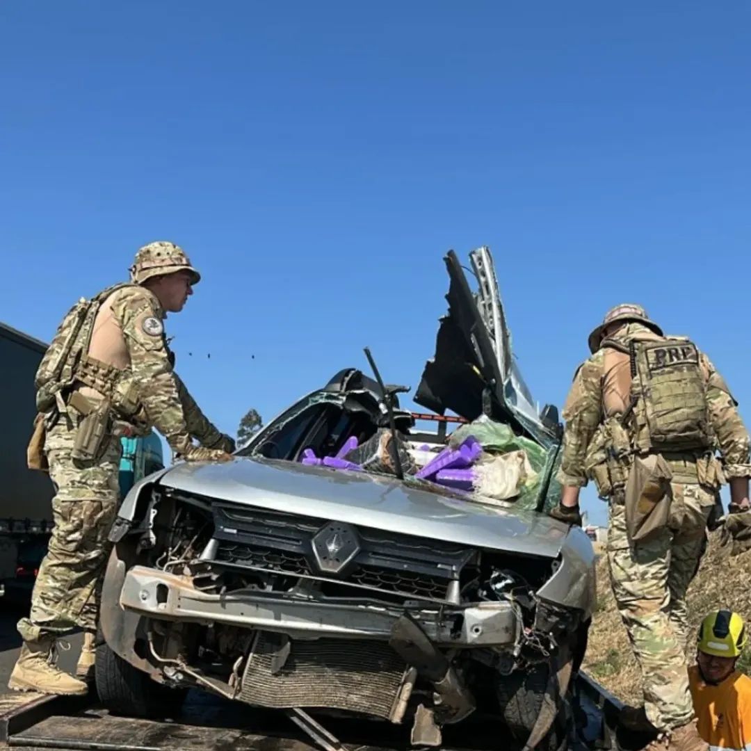 Motorista que capotou carro na BR-376 carregava mais de 400 kg de maconha e dirigia sem CNH 