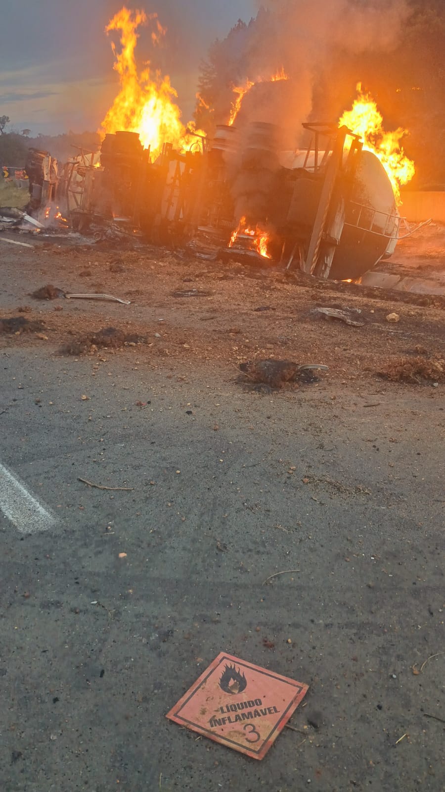 BR-376 é liberada após grave acidente que matou caminhoneiro 
